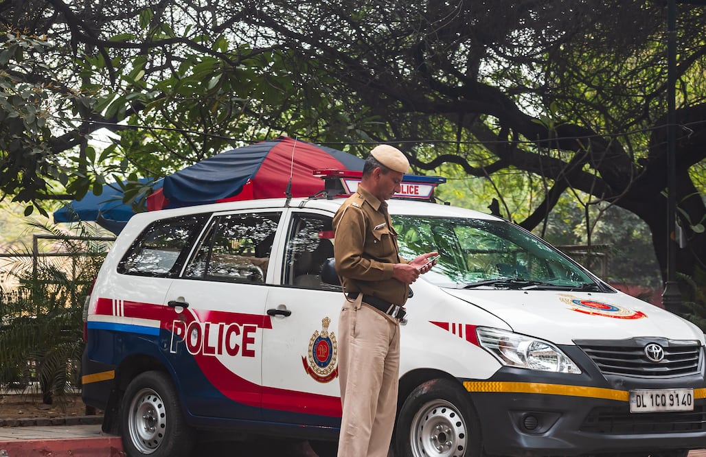 Encuentran a mujer estadounidense encadenada a un árbol en India; asegura fue abandonada por 40 días. Foto iStock / Pranay Chandra Singh