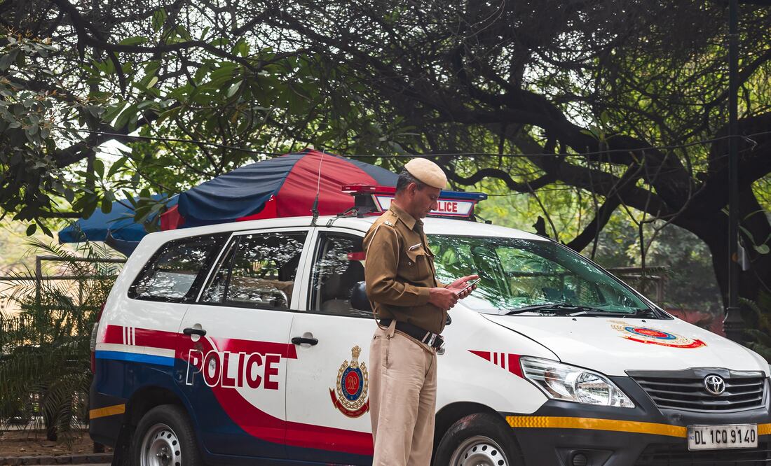 Encuentran a mujer estadounidense encadenada a un árbol en India; asegura fue abandonada por 40 días. Foto iStock / Pranay Chandra Singh