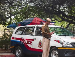 Encuentran a mujer estadounidense encadenada a un árbol en India; asegura fue abandonada por 40 días