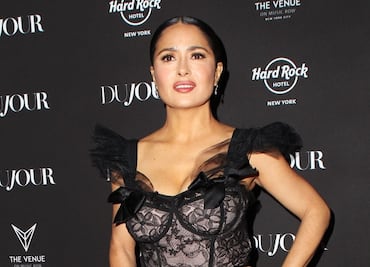 Salma Hayek presume pequeña cintura con vestido de encaje a los 56 años