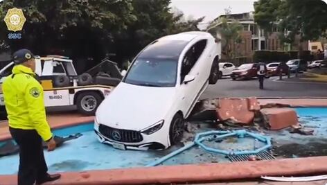  ¡Impresionante! Auto de lujo termina encima de una fuente en Polanco, CDMX; chofer se quedó dormido