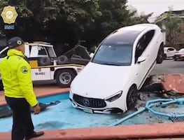 ¡Impresionante! Auto de lujo termina encima de una fuente en Polanco, CDMX; chofer se quedó dormido