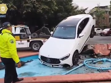 ¡Impresionante! Auto de lujo termina encima de una fuente en Polanco, CDMX; chofer se quedó dormido