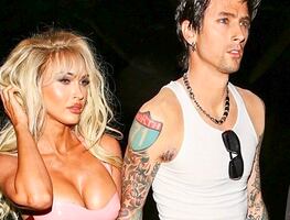 Megan Fox levanta polémica en Halloween con atrevido disfraz de Pamela Anderson