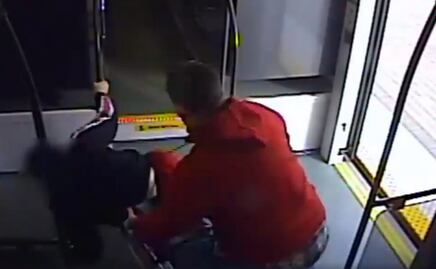 Video. Tiran a mujer para robar su silla de ruedas en Phoenix