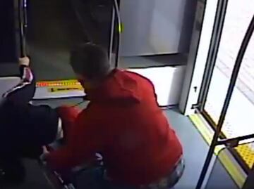 Video. Tiran a mujer para robar su silla de ruedas en Phoenix