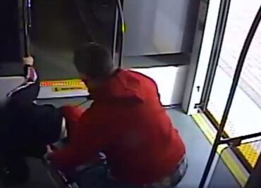 Video. Tiran a mujer para robar su silla de ruedas en Phoenix