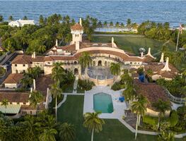 FBI halló documentos secretos en cajas mezclados con diarios y ropa en casa de Trump