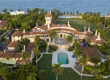 FBI halló documentos secretos en cajas mezclados con diarios y ropa en casa de Trump