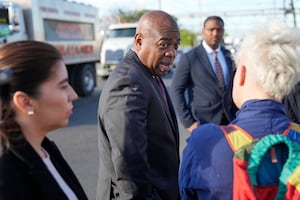 Arrestan a alcalde en Nueva Jersey tras protestar contra centro de detención de migrantes; ICE lo acusa de "allanamiento"