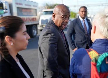 Arrestan a alcalde en Nueva Jersey tras protestar contra centro de detención de migrantes; ICE lo acusa de "allanamiento"