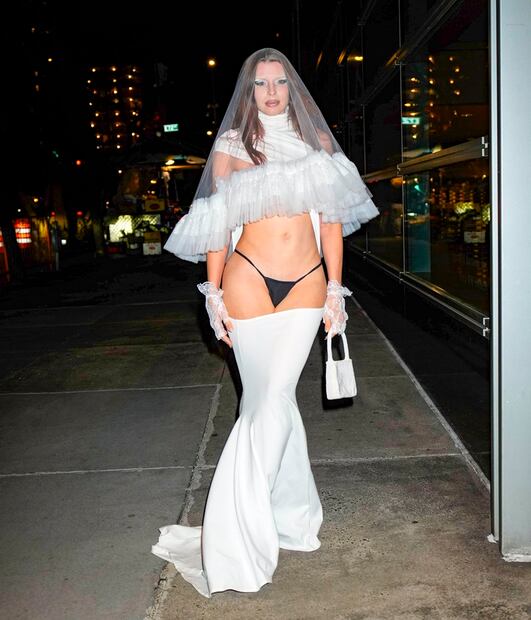Julia Fox deja poco a la imaginación al usar look nupcial con bikini de hilo a la vista. Foto: The Grosby Group