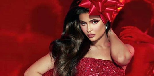 Kylie Jenner recibe la Navidad con minivestido brillante