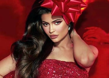 Kylie Jenner recibe la Navidad con minivestido brillante
