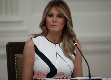 Melania Trump se despide y llama "a escoger el amor sobre el odio"