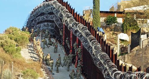 Ciudad de Arizona exige retirar alambre de púas de valla fronteriza con México