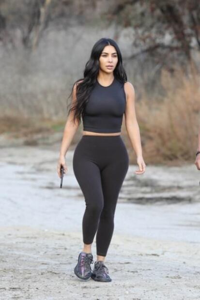 Kim Kardashian deslumbra al ejercitarse en leggings en Calabasas