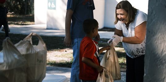 Reparten más de 2,500 comidas a desfavorecidos por Thanksgiving 