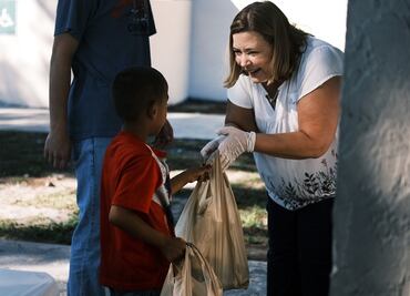 Reparten más de 2,500 comidas a desfavorecidos por Thanksgiving