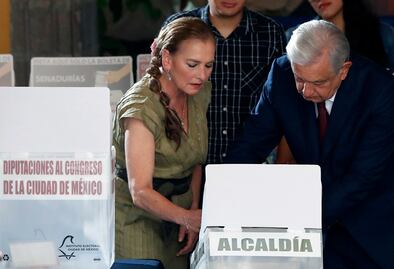 "¡Ánimo!", dice López Obrador tras emitir su voto en las elecciones de México