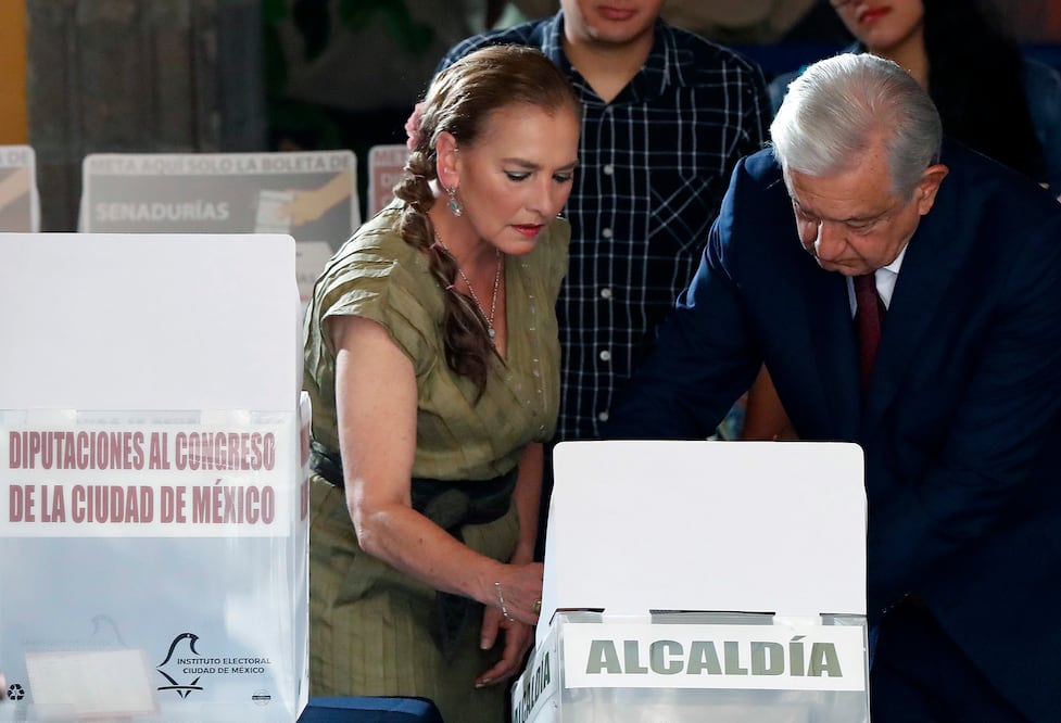 "¡Ánimo!", dice López Obrador tras emitir su voto en las elecciones de México. Foto: EFE
