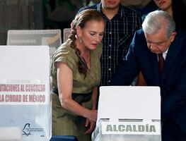 "¡Ánimo!", dice López Obrador tras emitir su voto en las elecciones de México