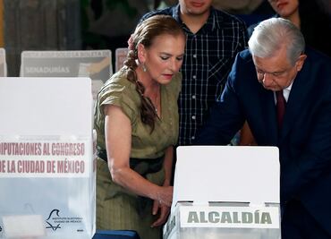 "¡Ánimo!", dice López Obrador tras emitir su voto en las elecciones de México