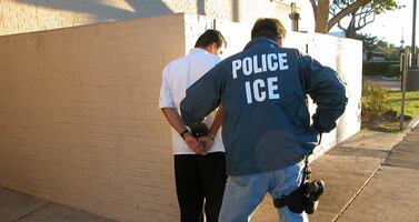 Florida amplía su red de centros migratorios con un nuevo “Alcatraz” en los Everglades