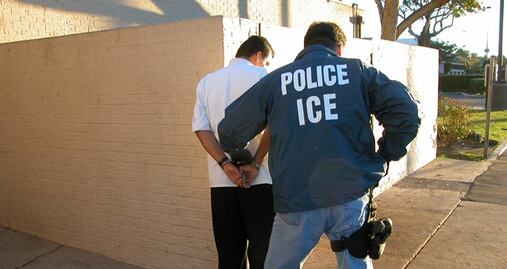 ¿Qué hacer si ICE toca a tu puerta y eres migrante indocumentado?