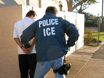 ¿Qué hacer si ICE toca a tu puerta y eres migrante indocumentado?