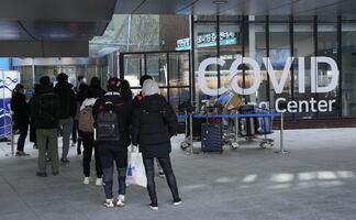 Servicios médicos de Toronto en “código rojo” por aumento de casos de Covid