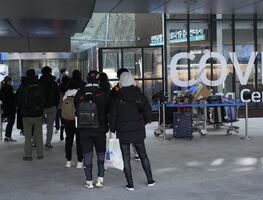 Servicios médicos de Toronto en “código rojo” por aumento de casos de Covid