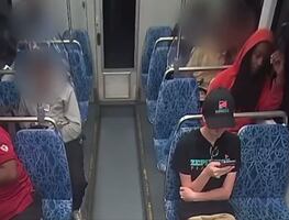 Revelan audios del 911 tras ataque a refugiada ucraniana en tren de Charlotte: "Creo que la apuñalaron en el cuello, no tiene pulso"