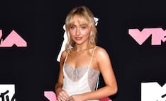 Sabrina Carpenter rompe el internet con portada para revista en coqueta lencería 