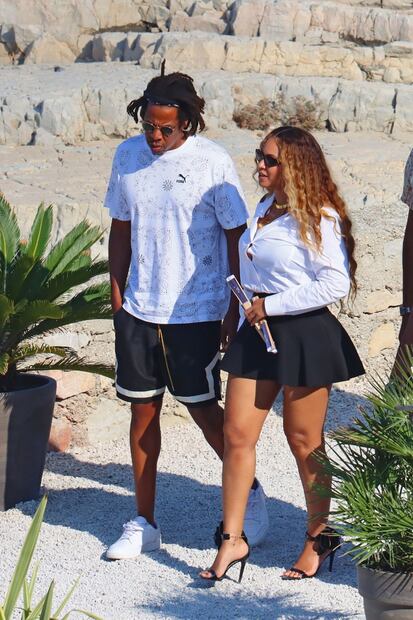 Beyoncé luce su silueta con diminuta falda negra en Cannes