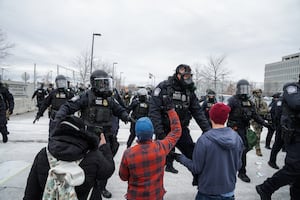 Líder denuncia que ICE detuvo a 3 de la tribu sioux: “¡No hay nadie más estadounidense que los indígenas”
