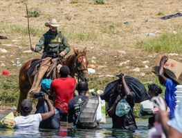 Texas pide a Biden que declare el estado de emergencia por crisis en frontera