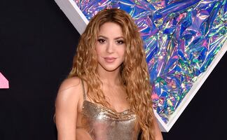 Shakira se convierte en la ‘chica dorada’ con glamoroso vestido backless y se adueña de los VMA’s