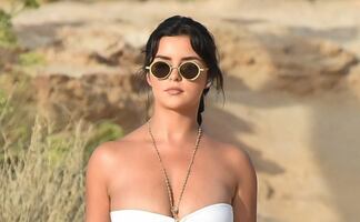 Demi Rose delinea sus curvas con "salvaje" bodysuit en Uganda