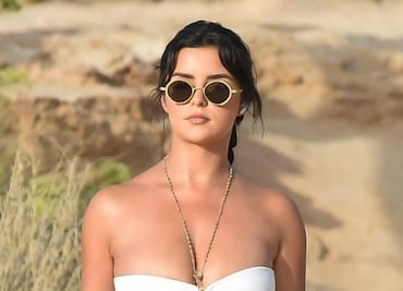 Demi Rose delinea sus curvas con "salvaje" bodysuit en Uganda