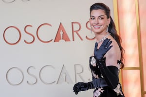Anne Hathaway se lleva todas las miradas en los Oscars con vestido de impacto y lujo