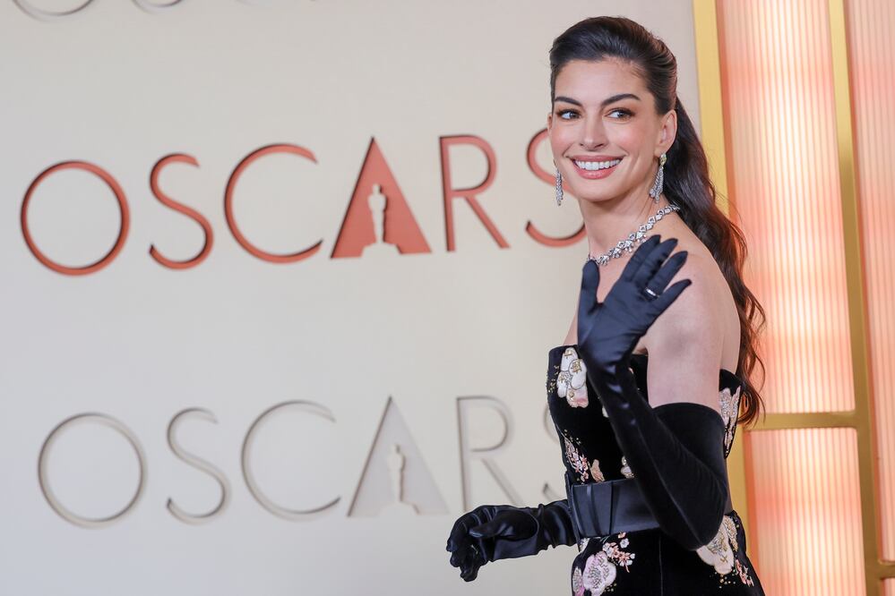 Anne Hathaway se lleva todas las miradas en los Oscars con vestido de impacto y lujo. EFE/EPA/RYAN SUN