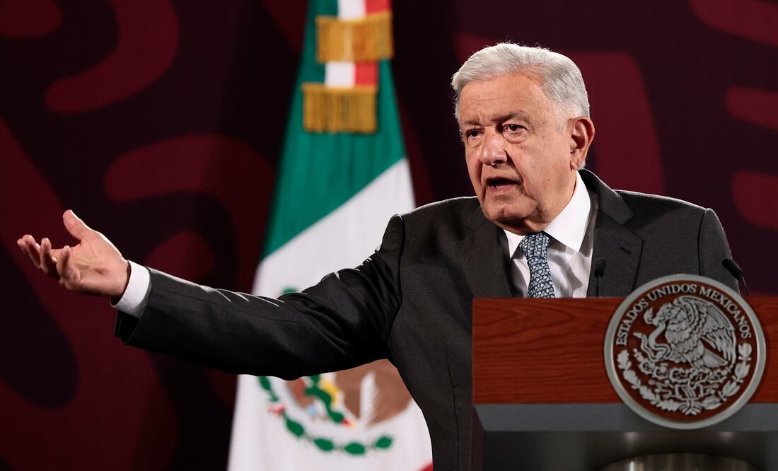AMLO: "México dará un ejemplo al mundo tras reforma judicial", "No hubo negociación con Yunes" .  EFE/José Méndez