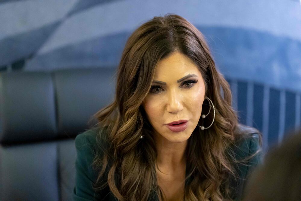 Kristi Noem llama “perezosa” y “mezquina” la burla de South Park y desata guerra con la serie. (Photo by Alex Brandon / POOL / AFP)