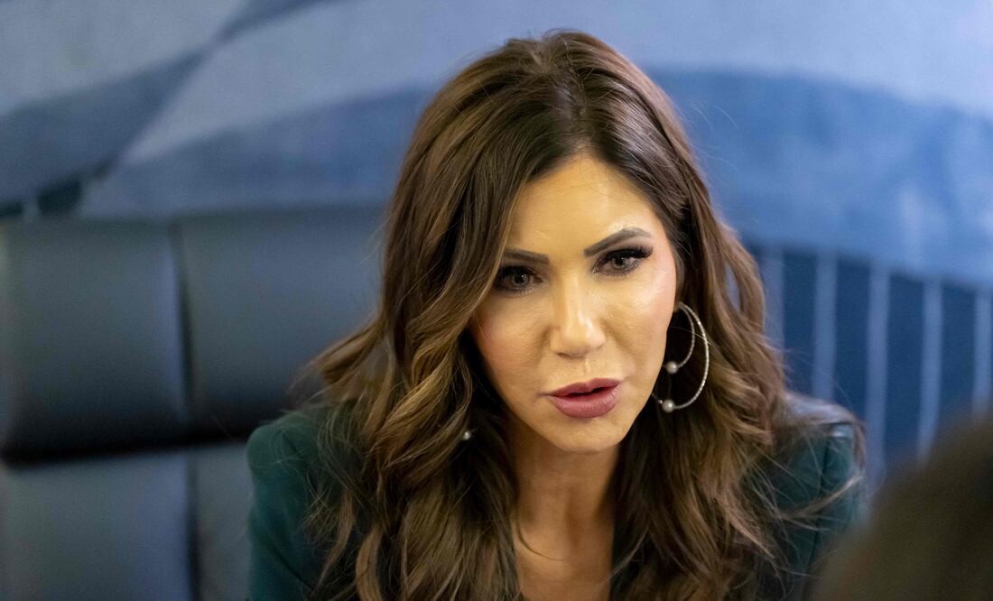 Kristi Noem llama “perezosa” y “mezquina” la burla de South Park y desata guerra con la serie. (Photo by Alex Brandon / POOL / AFP)