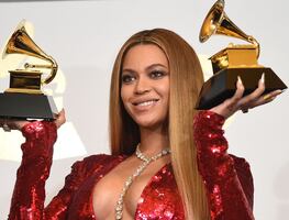 Beyoncé presume curvas de ‘impacto’ con looks deportivos en sesión