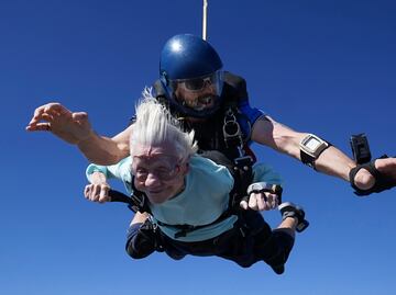 A sus 104 años, mujer rompe récord al saltar en paracaídas. VIDEO