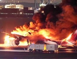 Video. Así fue el choque e incendio de dos aviones en Tokio, Japón; hay cinco muertos