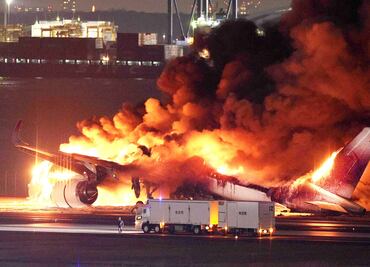 Video. Así fue el choque e incendio de dos aviones en Tokio, Japón; hay cinco muertos
