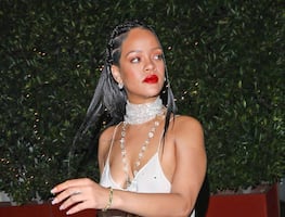 Rihanna se luce en minivestido braless por calles de Santa Mónica